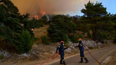 Feuerwehrleute sind auf dem Berg Kithairon in der Nähe von Porto Germeno nordwestlich von Athen im Einsatz. 