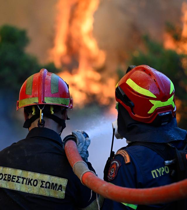 Griechenland: Porto Germeno: Feuerwehrleute bei einem Waldbrand in der Nähe von Porto Germeno.