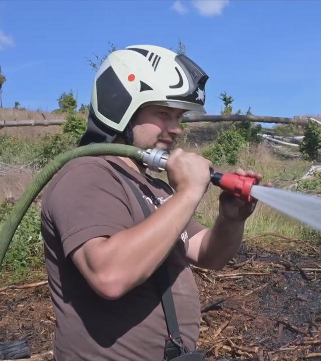 Feuerwehrmann löscht Waldbrand in Thüringen