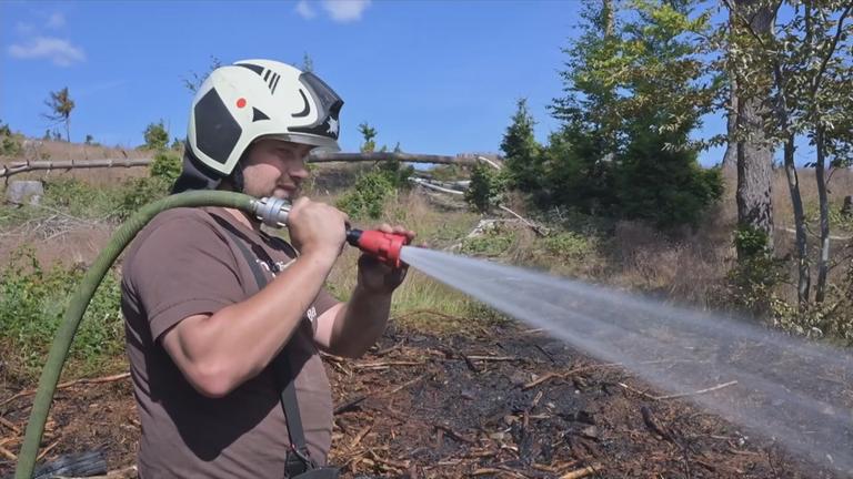 Feuerwehrmann löscht Waldbrand in Thüringen
