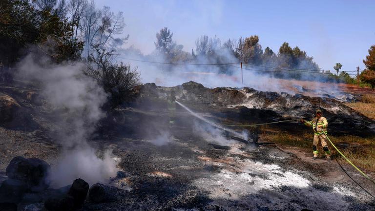 Ein israelischer Feuerwehrmann hilft am 1. Mai 2025 beim Löschen eines Waldbrandes in der Nähe des Klosters Latrun in Zentralisrael. 