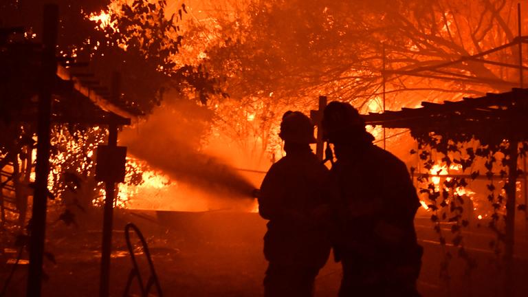 Waldbrände in Kalifornien: Feuerwehrleute kämpfen verzweifelt