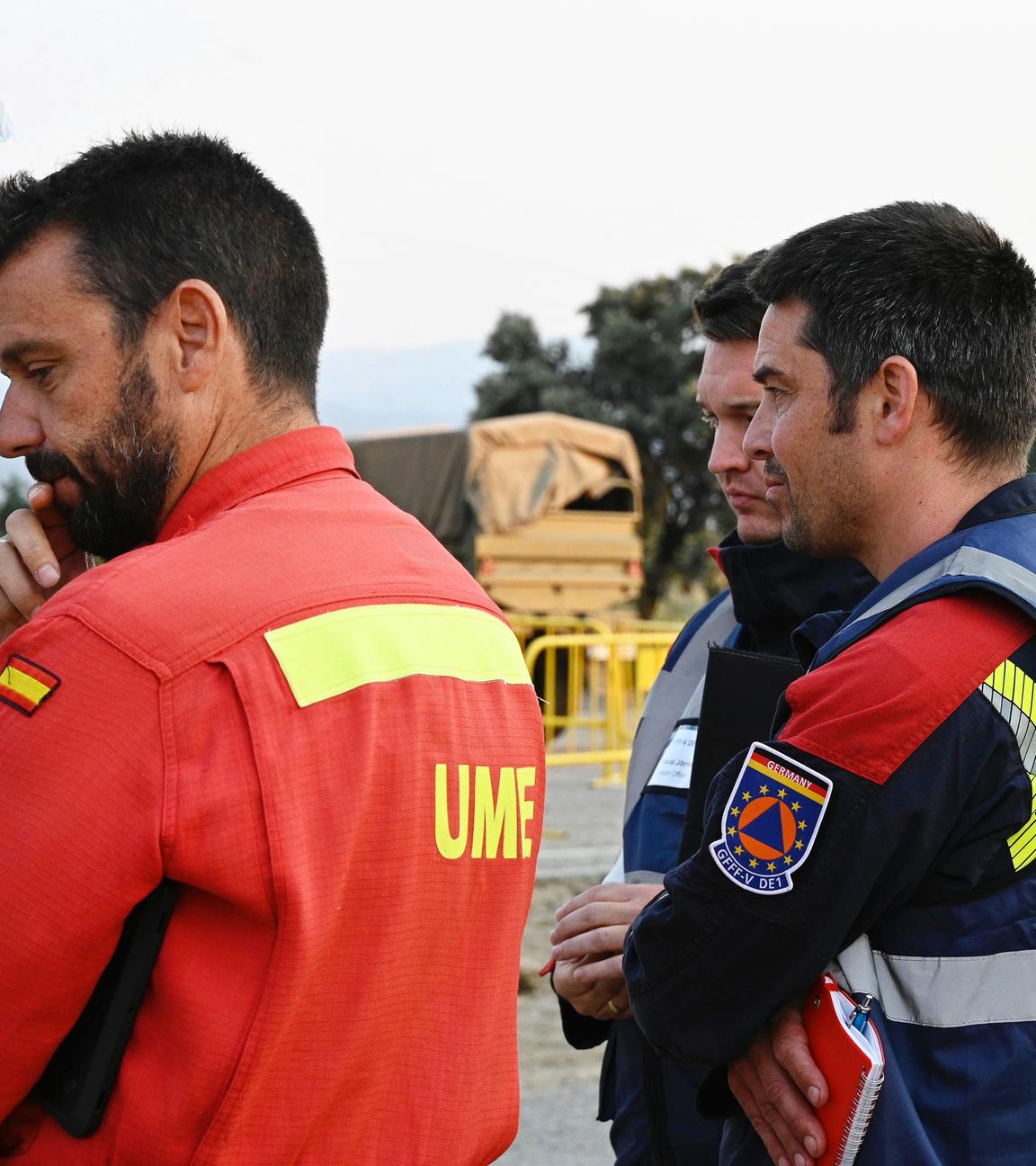 Deutsche (r) und spanische Feuerwehrmänner stehen zur Einsatzbesprechung in der Provinz Caceres zusammen. 