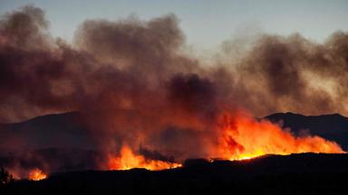 Qualmwolken eines Waldbrandes in der französischen Region Aspres, im Département Pyrénées-Orientales in der Region Okzitanien, verdunkeln den Himmel am 05.07.2026.