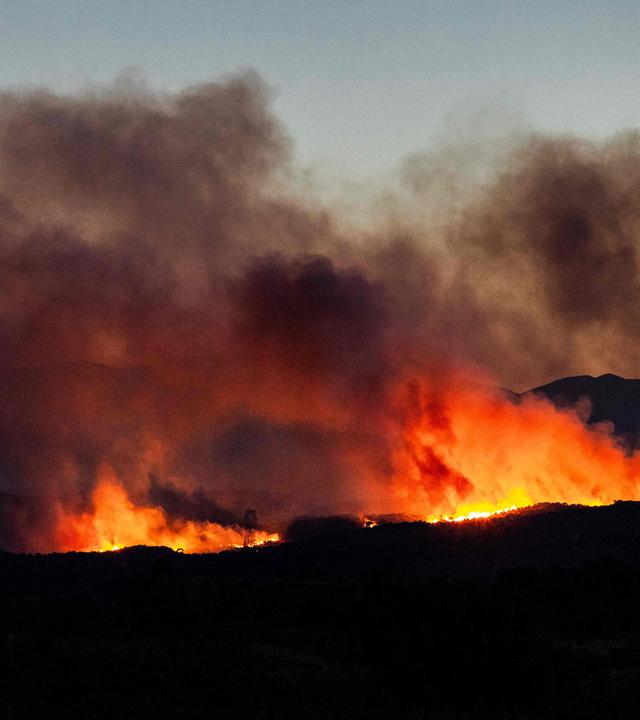 Qualmwolken eines Waldbrandes in der französischen Region Aspres, im Département Pyrénées-Orientales in der Region Okzitanien, verdunkeln den Himmel am 05.07.2026.