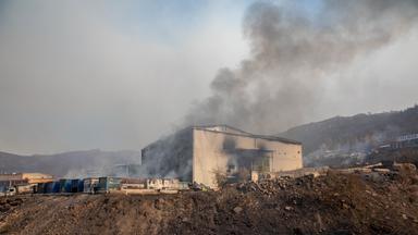 Übersicht über die Bezirke Bayrakli und Karsiyaka nach dem Brand, während die Lösch- und Kühlungsarbeiten am zweiten Tag des großen Izmir-Brandes fortgesetzt werden.