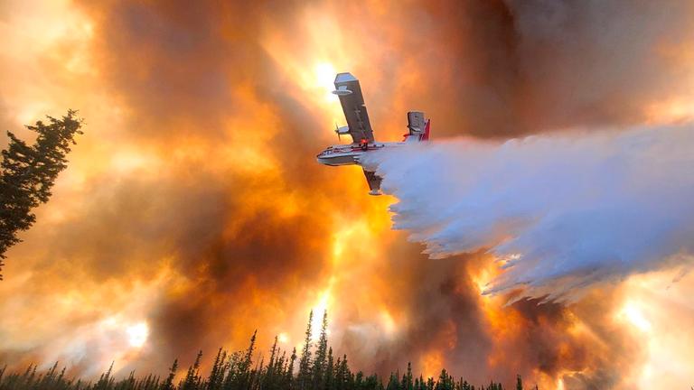 USA, Anderson: Starrflüglerwirft Wasser auf das Clear Fire.