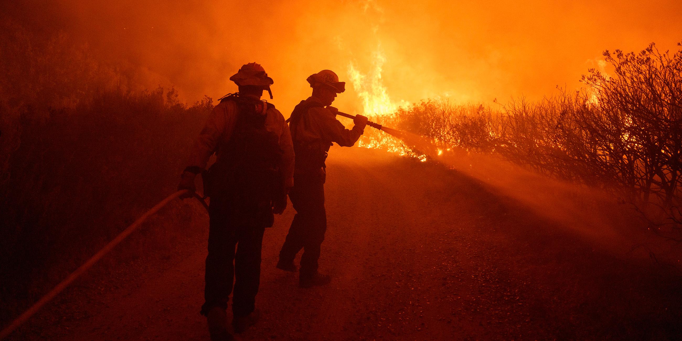 Feuerwehrleute bei Löscharbeiten in Kalifornien
