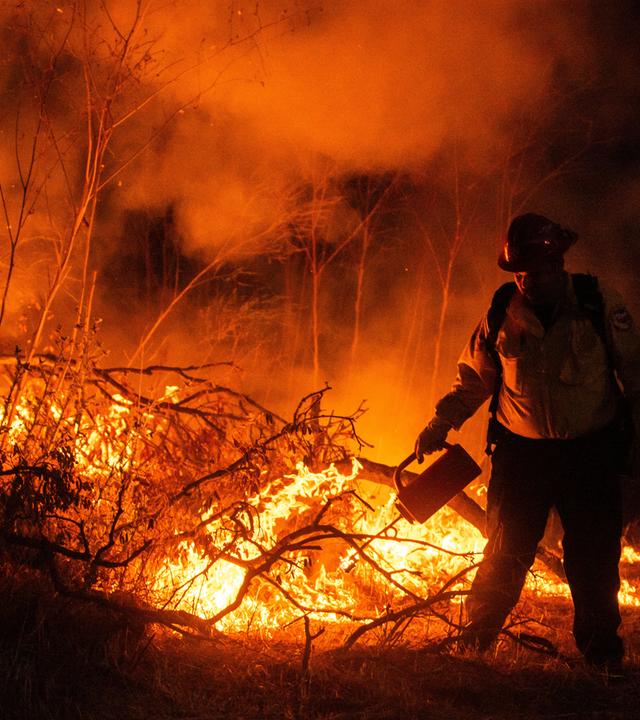 Feuerwehrleute bekämpfen das Sandy Fire in Simi Valley.