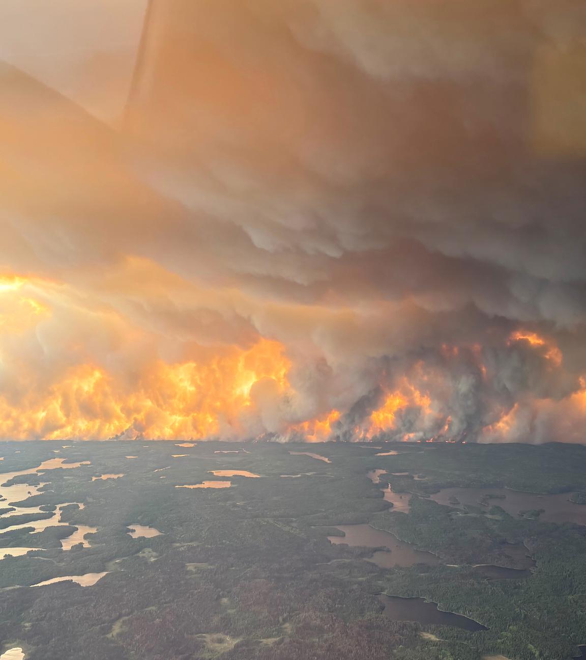 Ein am 27. Mai 2025 aufgenommenes Luftbild zeigt einen Waldbrand in der Nähe von Flin Flon, in der kanadischen Provinz Manitoba. 