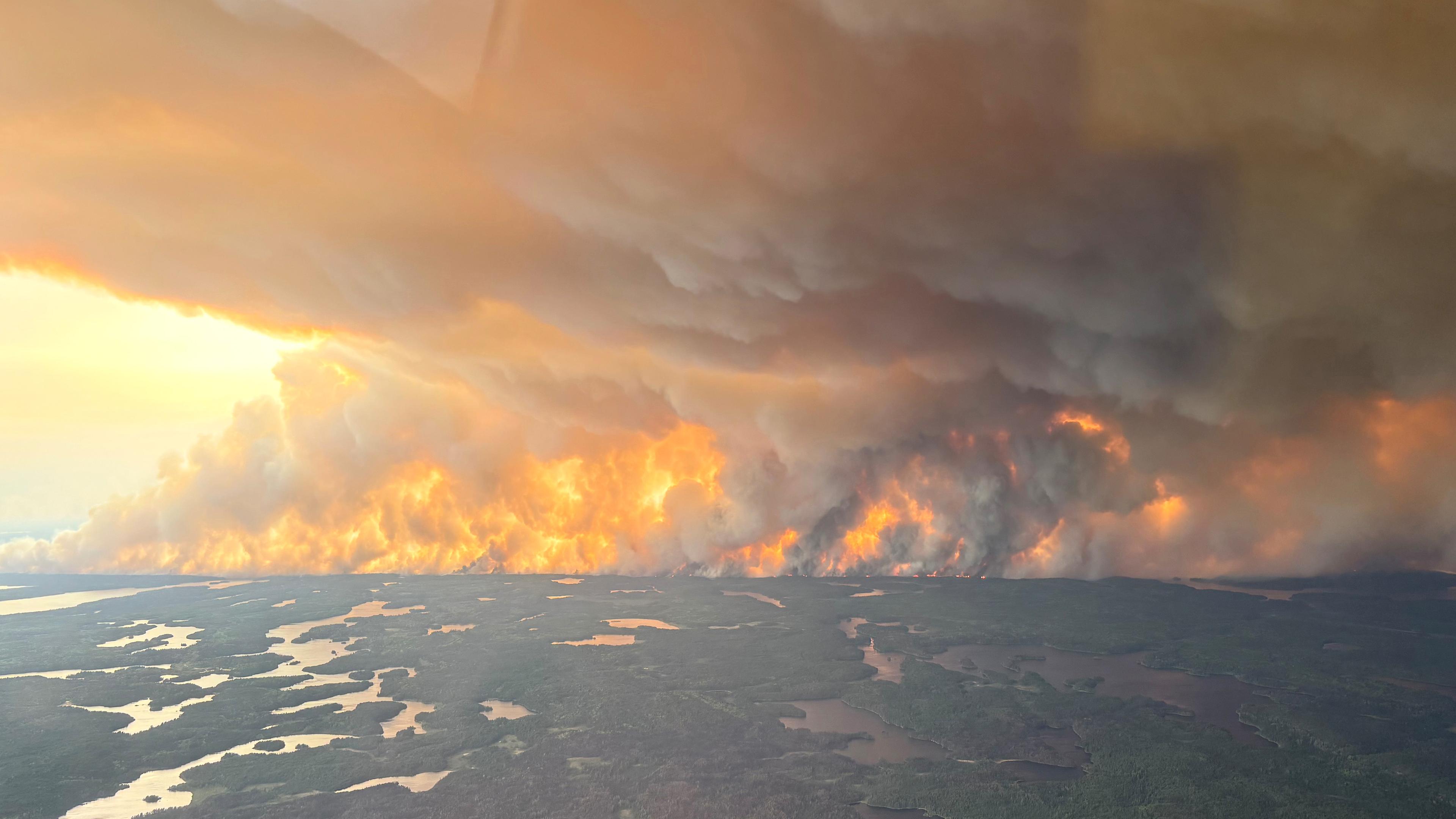 Ein am 27. Mai 2025 aufgenommenes Luftbild zeigt einen Waldbrand in der Nähe von Flin Flon, in der kanadischen Provinz Manitoba. 