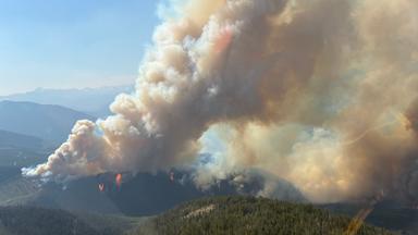 Luftaufnahme eines Waldbrands nahe Bonanza Creek in British Columbia, Kanada.