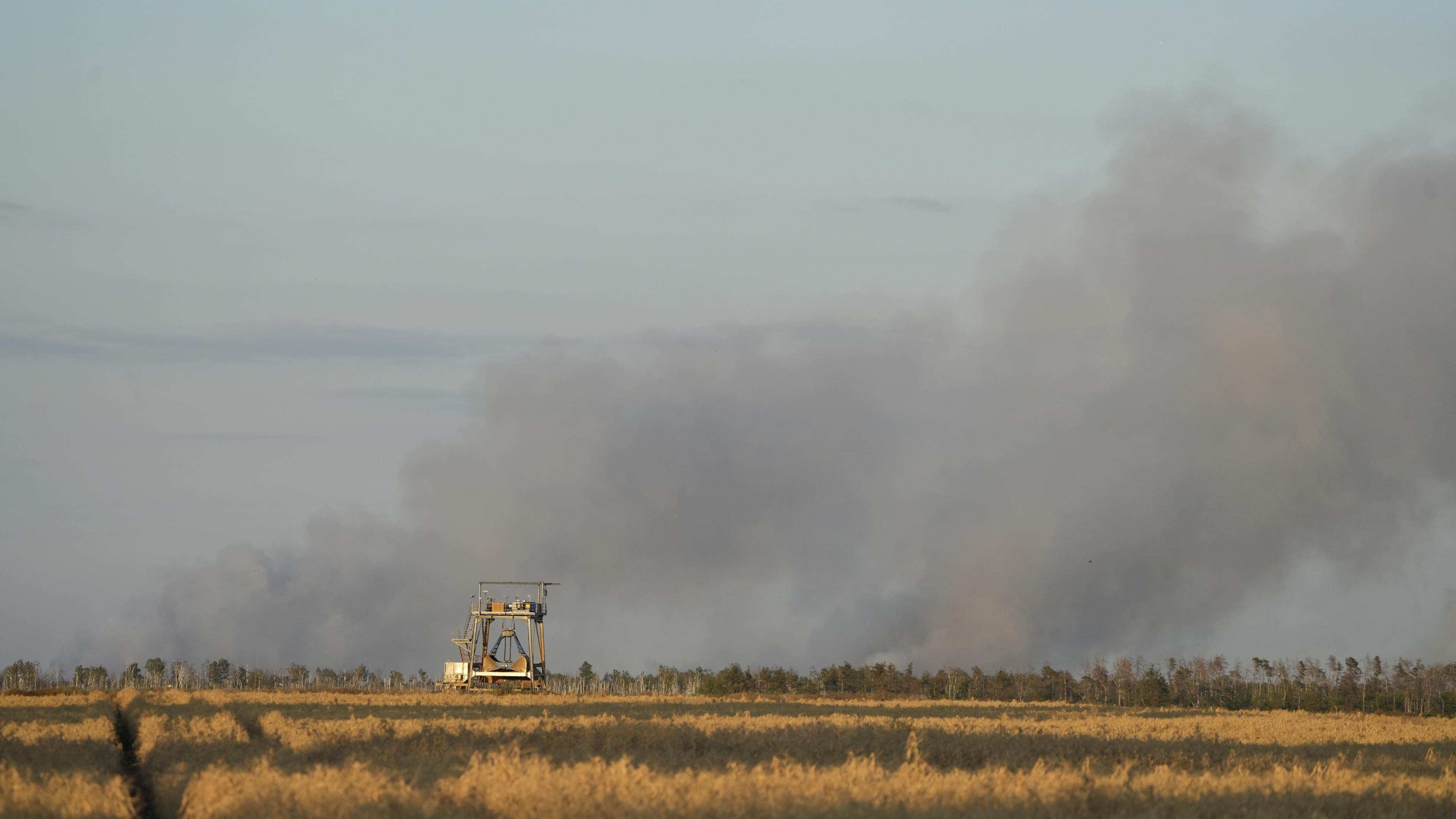Beim Waldbrand in der Gohrischheide lodern noch immer Flammen in dem schwer zugänglichen Gebiet.