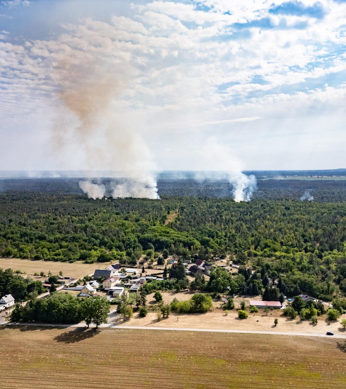 Rauch steigt bei einem Wald- und Vegetationsbrand in der Gohrischheide im Landkreis Meißen in der Nähe von dem sächsischen Ort Jacobsthal in den Himmel 