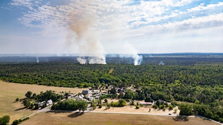 Rauch steigt bei einem Wald- und Vegetationsbrand in der Gohrischheide im Landkreis Meißen in der Nähe von dem sächsischen Ort Jacobsthal in den Himmel 