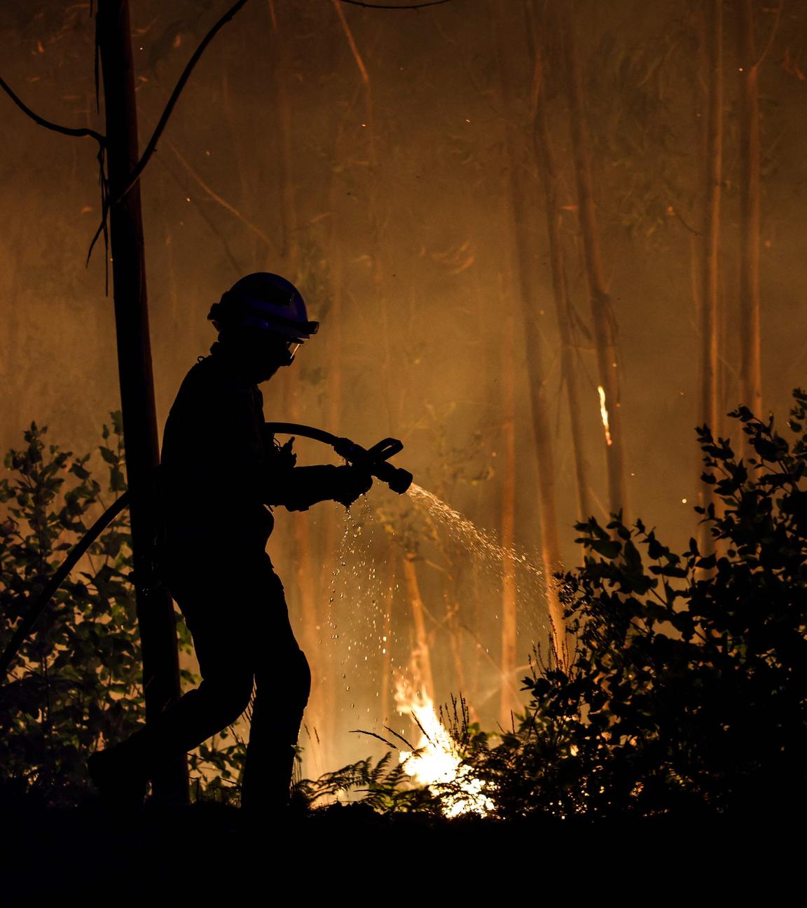 Ein Feuerwehrmann kämpft gegen einen Waldbrand in Arouca im Norden Portugals.