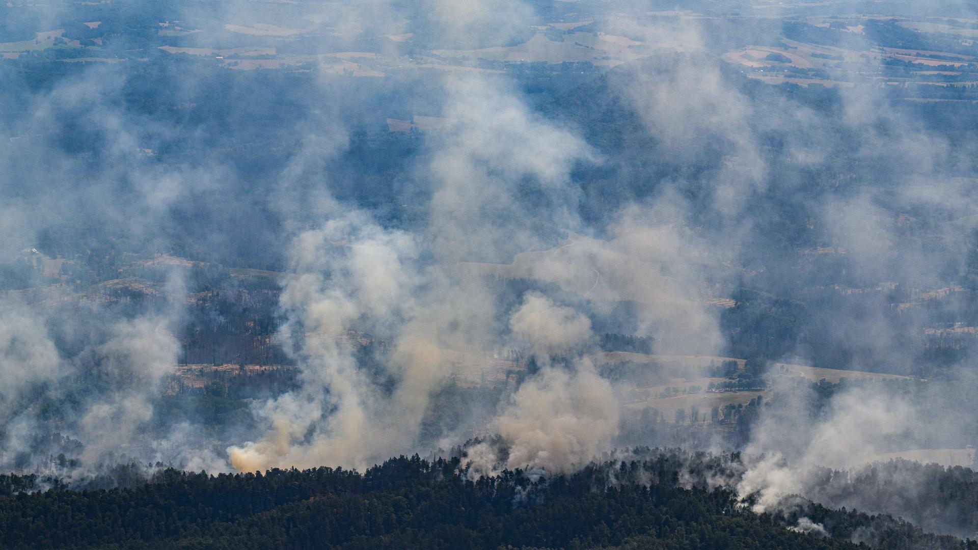 Blick aus einem Hubschrauber der Bundespolizei auf die Waldbrände Nationalpark Sächsische Schweiz.