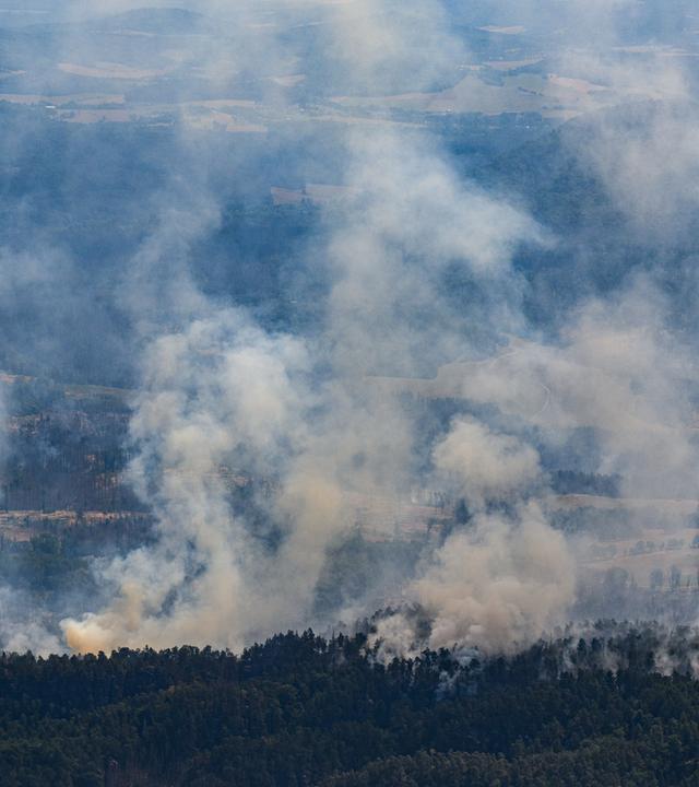 Blick aus einem Hubschrauber der Bundespolizei auf die Waldbrände Nationalpark Sächsische Schweiz.