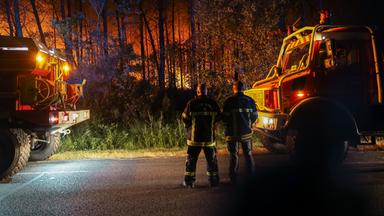 Die Feuerwehr versucht, den Großbrand unter Kontrolle zu bringen, an der Atlantikküste im Südwesten Frankreichs.