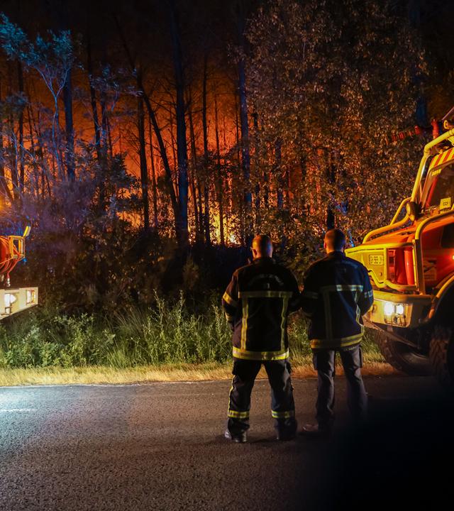 Die Feuerwehr versucht, den Großbrand unter Kontrolle zu bringen, an der Atlantikküste im Südwesten Frankreichs.
