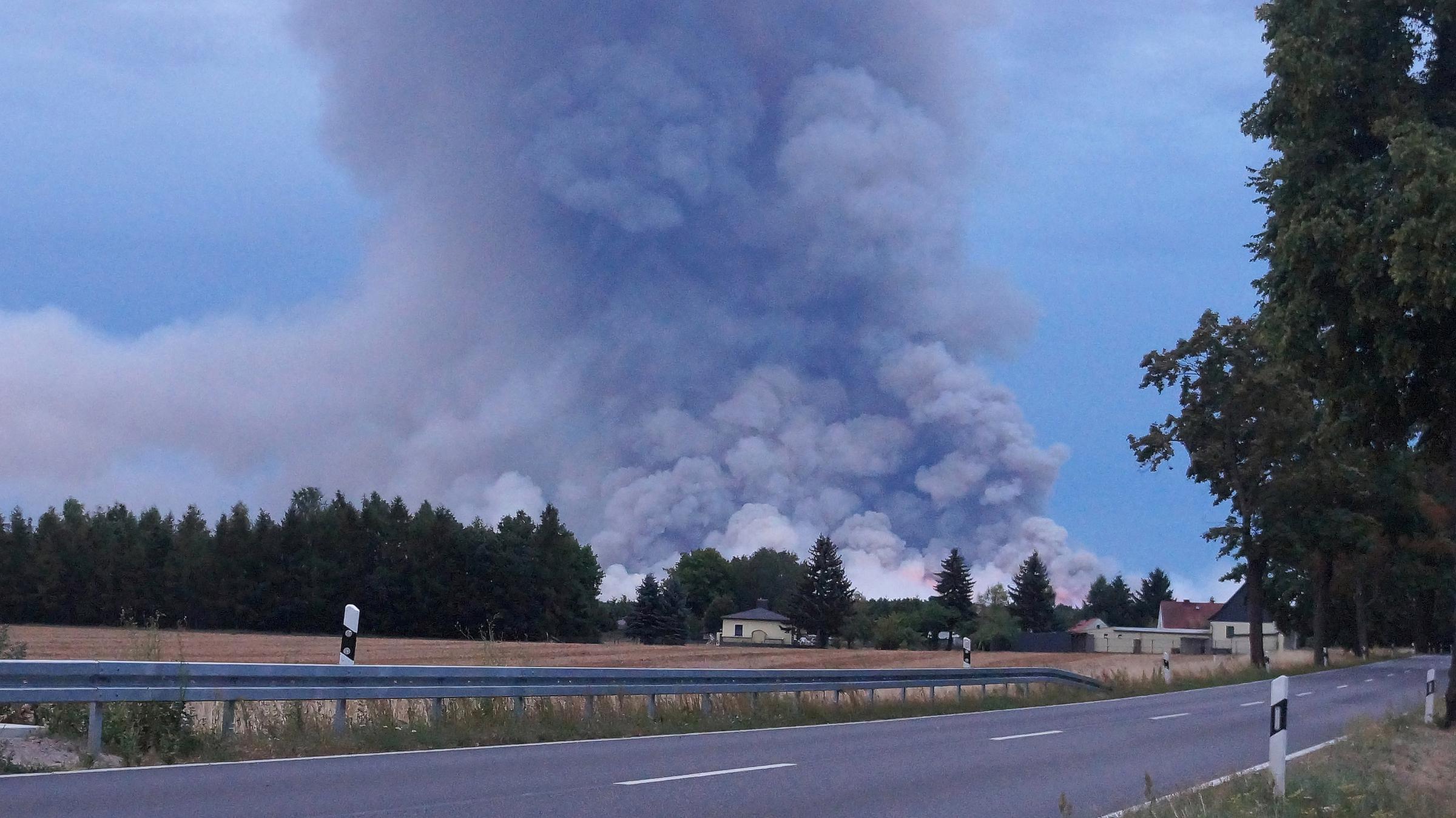 Rauchwolken steigen zwischen Frohnsdorf und Klausdorf auf.