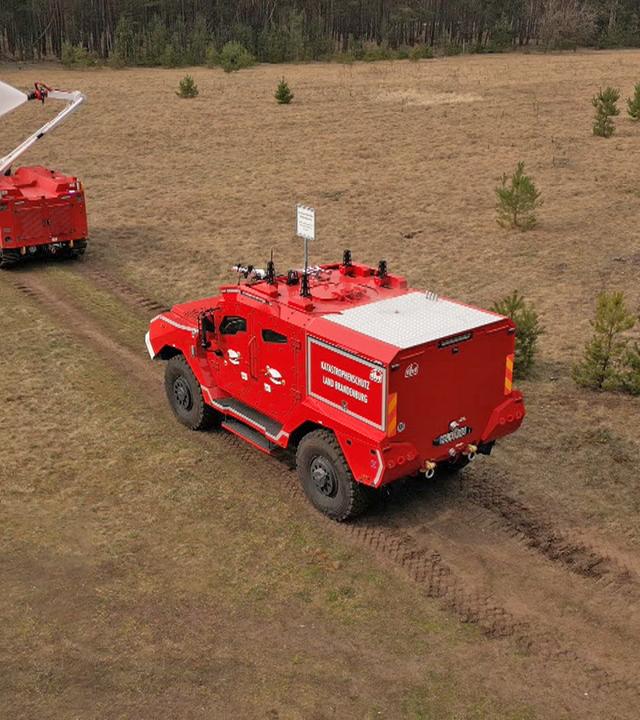 Feuerwehr-Fahrzeuge im Wald
