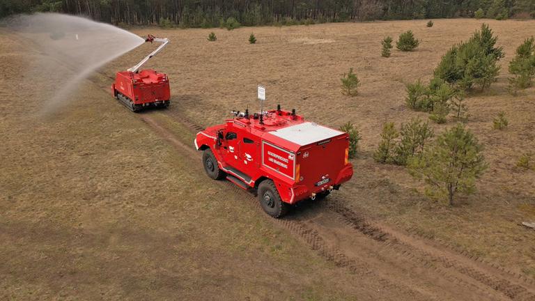 Feuerwehr-Fahrzeuge im Wald