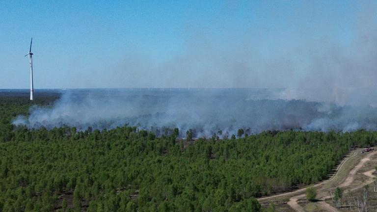 Ein Waldbrand auf einem ehemaligen Truppenübungsplatz bei Jüterbog in Brandenburg hat sich ausgedehnt.
