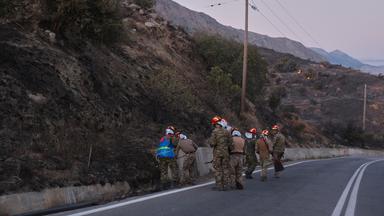 Feuerwehrleute inspizieren einen verbrannten Hang nach einem Waldbrand in der Region Rethymno auf der südgriechischen Insel Kreta. 