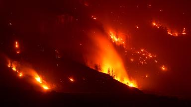 Der Waldbrand Bald Range, der 20.000 Menschen in der Region Süd-Okanagan zur Flucht aus ihren Häusern gezwungen hat, wütet.