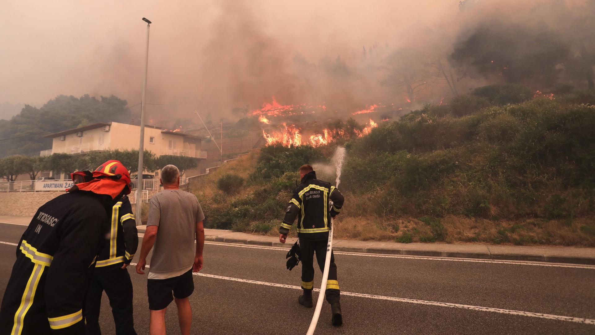 Am frühen Morgen brach am 21.06.2025 in Pisak, einem Ort in der Nähe von Makarska, Kroatien, ein großes Feuer im Wald aus - die Flammen erreichten mit der Zeit die Häuser. 