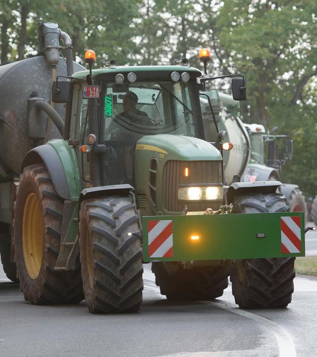 Landwirte bringen Wasser vom Robertville-See herbei, während in Waimes ein Feuer im Naturschutzgebiet "Hautes Fagnes" (Hohes Venn) wütet.