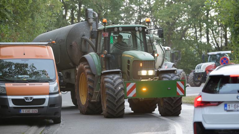 Landwirte bringen Wasser vom Robertville-See herbei, während in Waimes ein Feuer im Naturschutzgebiet "Hautes Fagnes" (Hohes Venn) wütet.