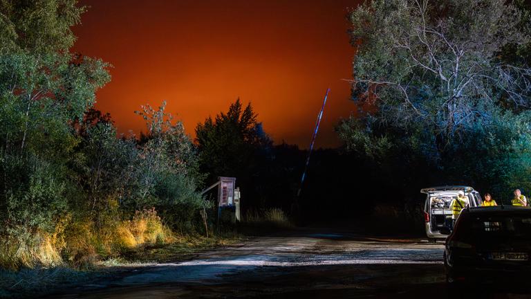 Rettungskräfte sind bei einem Waldbrand im Einsatz.