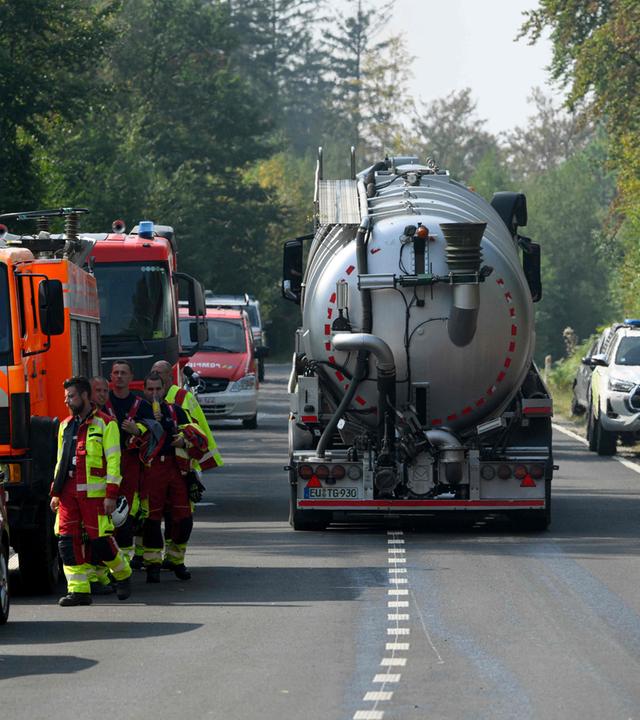 Ein Wassertankwagen verlässt Baelen bei Eupen in Ostbelgien, während sich Feuerwehrleute am 16. August 2026 auf einen Waldbrand im Naturschutzgebiet Hautes Fagnes (Hohes Venn) vorbereiten. 