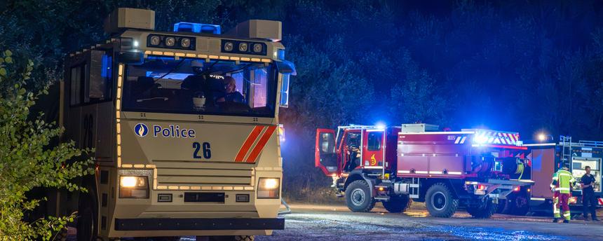 Rettungskräfte von Polizei und Feuerwehr sind bei einem Waldbrand im Einsatz
