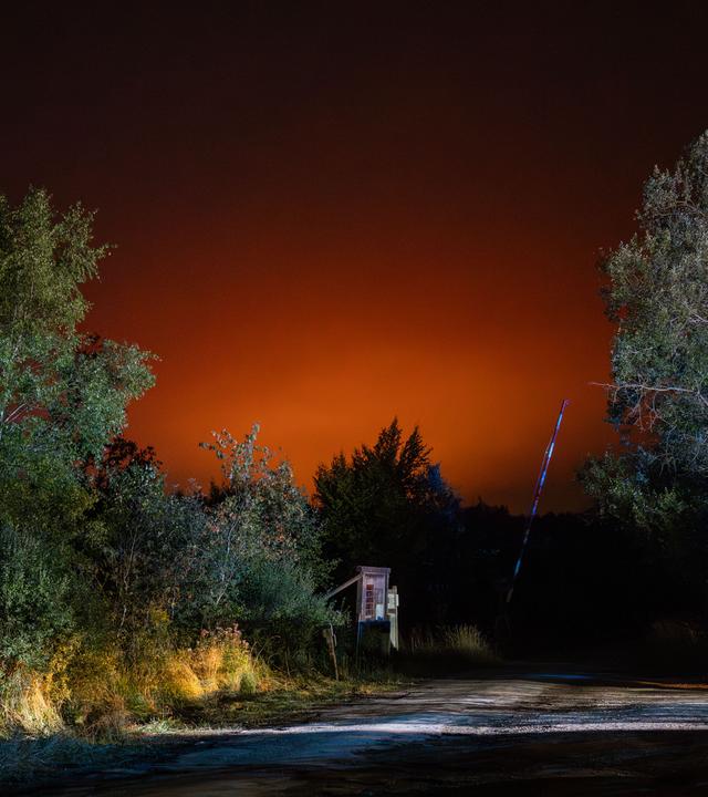 Rettungskräfte sind bei einem Waldbrand im Einsatz.