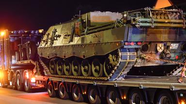 Pionierpanzer der Bundeswehr werden in der Nacht mit einem Schwertransporter in das Einsatzgebiet gebracht.