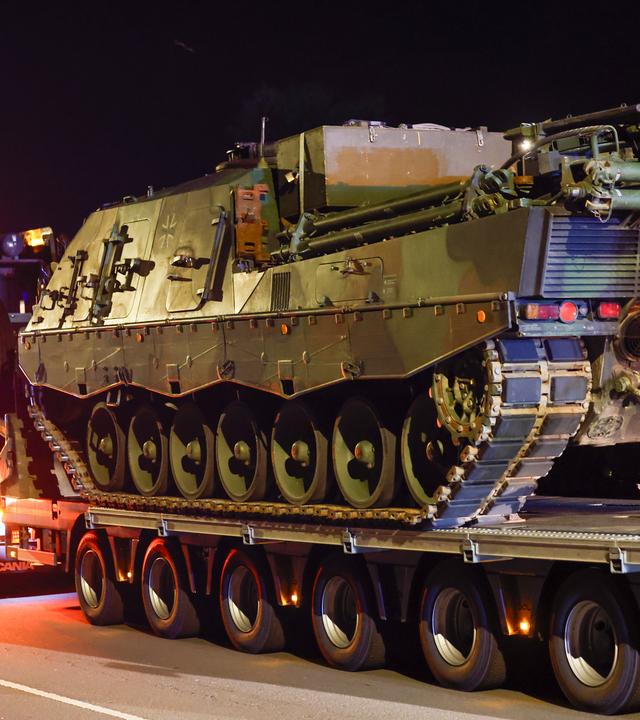 Pionierpanzer der Bundeswehr werden in der Nacht mit einem Schwertransporter in das Einsatzgebiet gebracht.