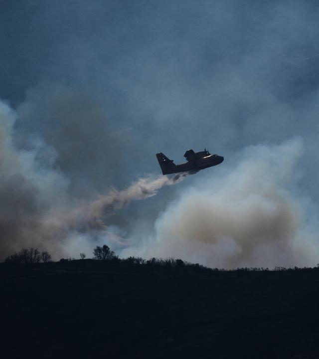 Ein Löschflugzeug ist bei einem Waldbrand in Ille-sur-Têt in Südfrankreich im Einsatz. 