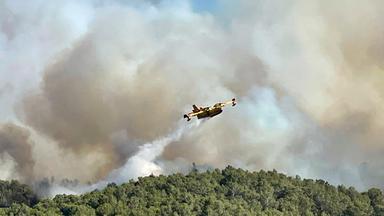  Dieses von der Securite Civile zur Verfügung gestellte Foto zeigt ein Wasserbombenflugzeug, das Wasser auf den Waldbrand im Corbieres-Massiv in Südfrankreich abwirft. 