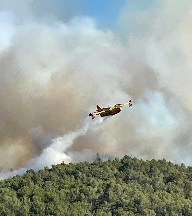  Dieses von der Securite Civile zur Verfügung gestellte Foto zeigt ein Wasserbombenflugzeug, das Wasser auf den Waldbrand im Corbieres-Massiv in Südfrankreich abwirft. 