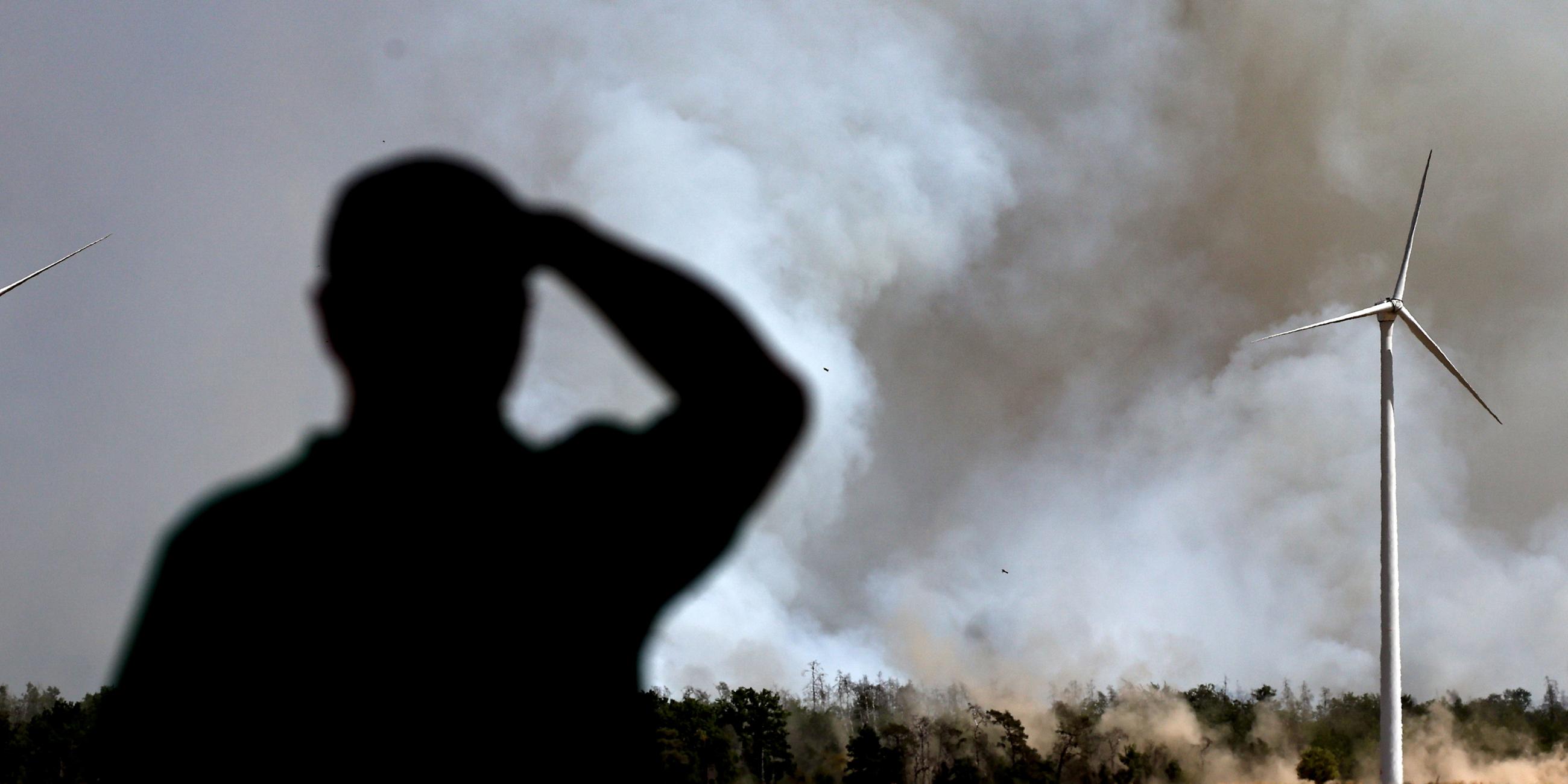 Ein Mann beobachtet die Rauchwolke, die von einem Waldbrand in der Gohrischheide bei Zeithain, Sachsen, Deutschland, aufsteigt, 04. Juli 2025.