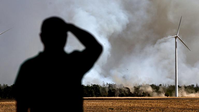 Ein Mann beobachtet die Rauchwolke, die von einem Waldbrand in der Gohrischheide bei Zeithain, Sachsen, Deutschland, aufsteigt, 04. Juli 2025.