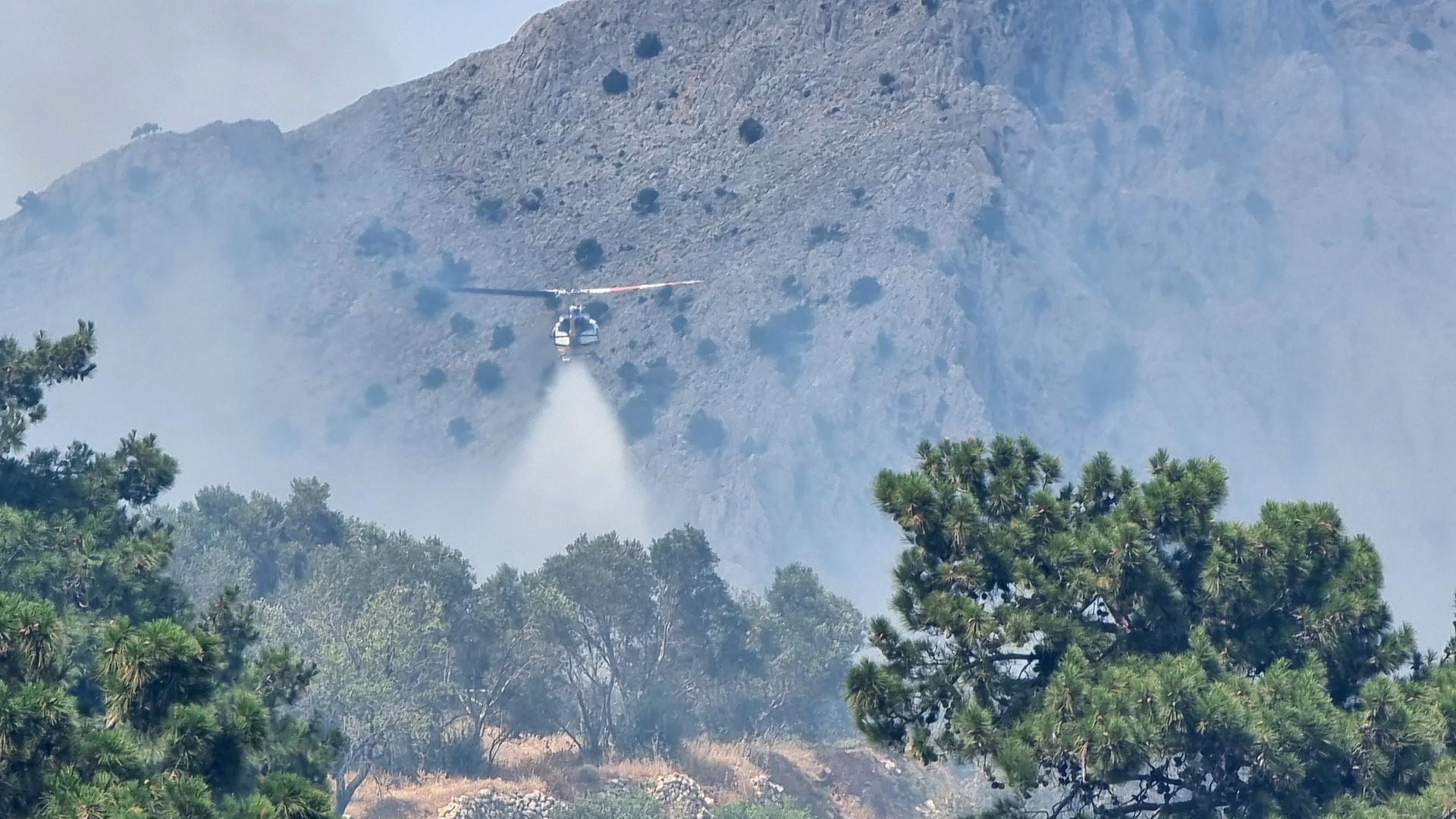 Ein Löschhubschrauber versuch ein Feuer zu löschen auf der Insel Chios, Griechenland, am 07.06.2024.