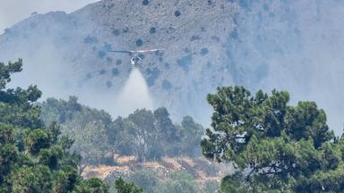 Ein Löschhubschrauber versuch ein Feuer zu löschen auf der Insel Chios, Griechenland, am 07.06.2024.