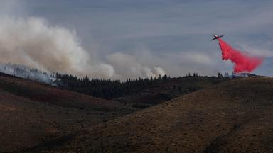Ein Löschflugzeug wirft während des „Hawk Fire“ am 23.08.2026 im amerikanischen Reno, Nevada, Löschmittel ab. 