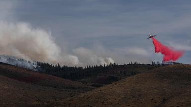 Ein Löschflugzeug wirft während des „Hawk Fire“ am 23.08.2026 im amerikanischen Reno, Nevada, Löschmittel ab. 