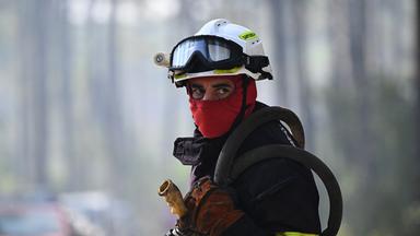 Ein Feuerwehrmann arbeitet bei den Löscharbeiten von einem Waldbrand in der französischen Gemeinde Claouey. 