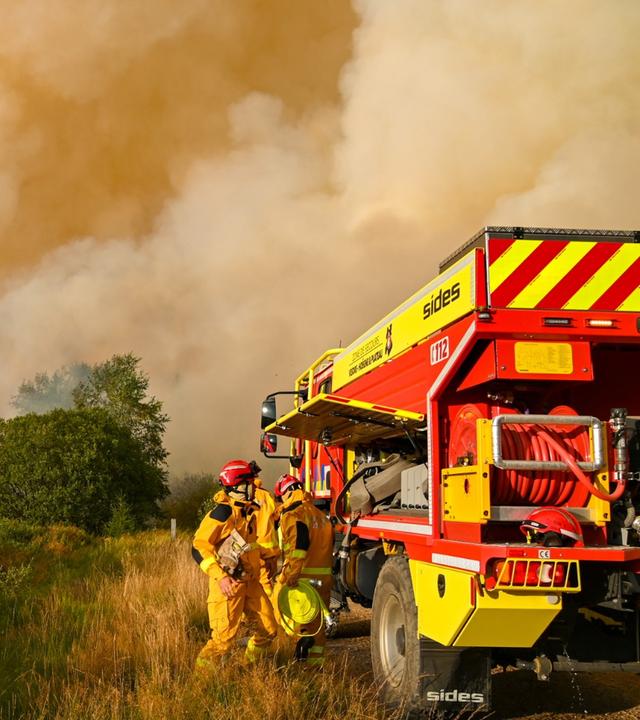 Das von VHP zur Verfügung gestellte Foto zeigt Feuerwehrleute im Einsatz beim Großbrand im Naturschutzgebiet Hohes Venn (Hautes Fagnes).
